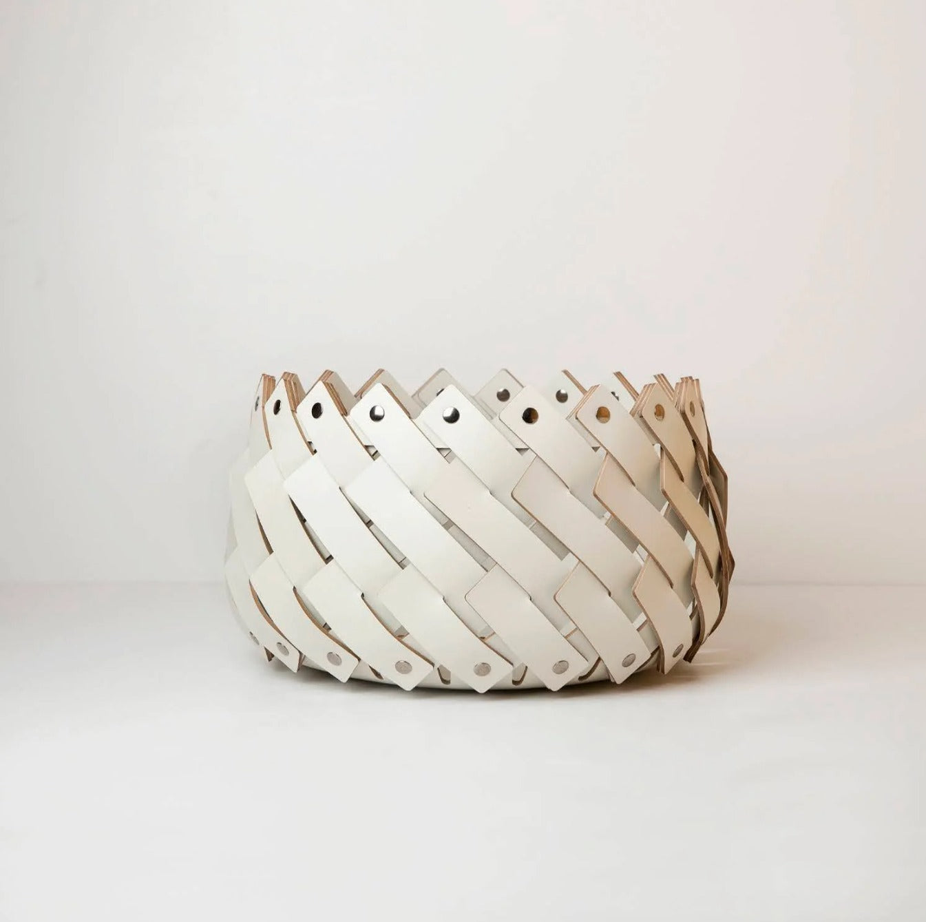 small pinetti basket in white