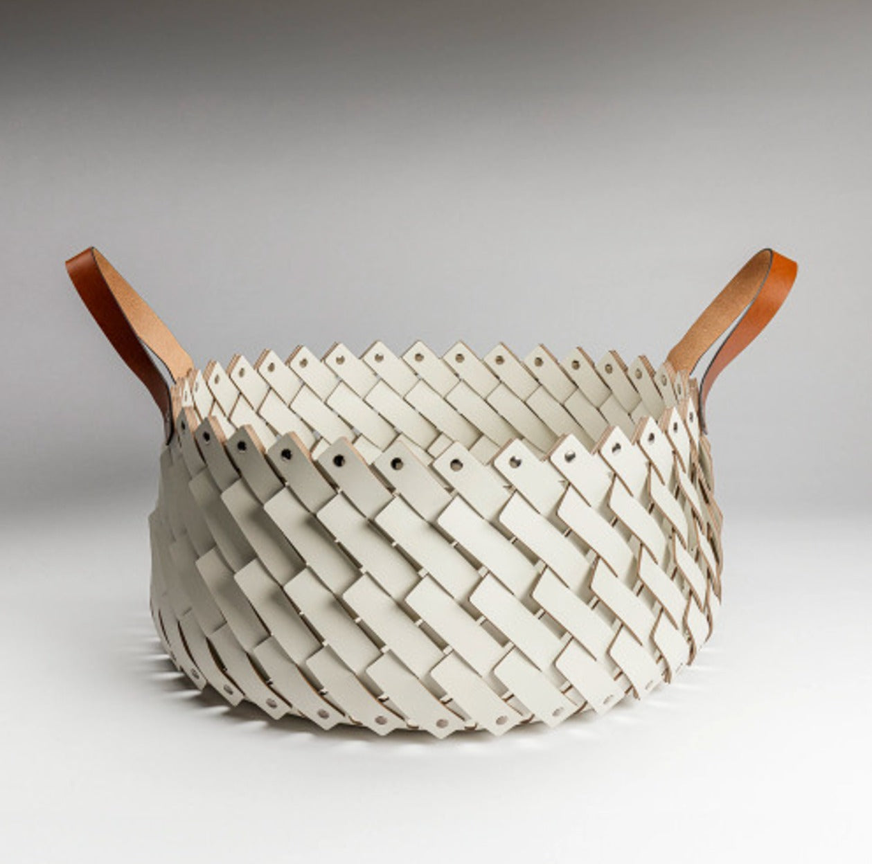 pinetti basket cream in medium with tan handles